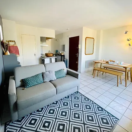 Bright Cocoon With Terrace Near * Ла-Боль-Эскублак